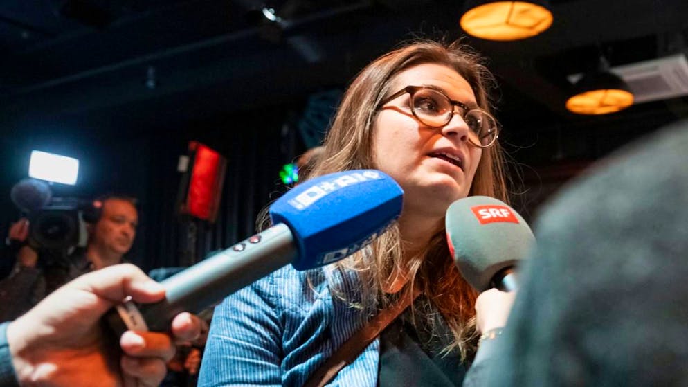 Noémie Roten, Präsidentin des Initiativkomitees, kommentiert das Abstimmungsergebnis vor Medienvertretern.