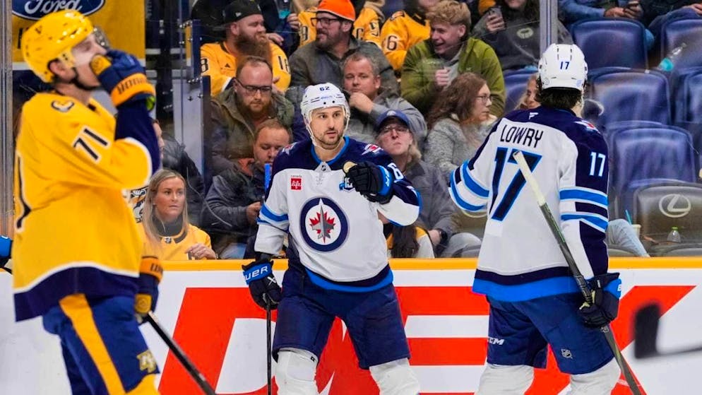 A good night: Nino Niederreiter (m.) scored twice for Winnipeg against Nashville