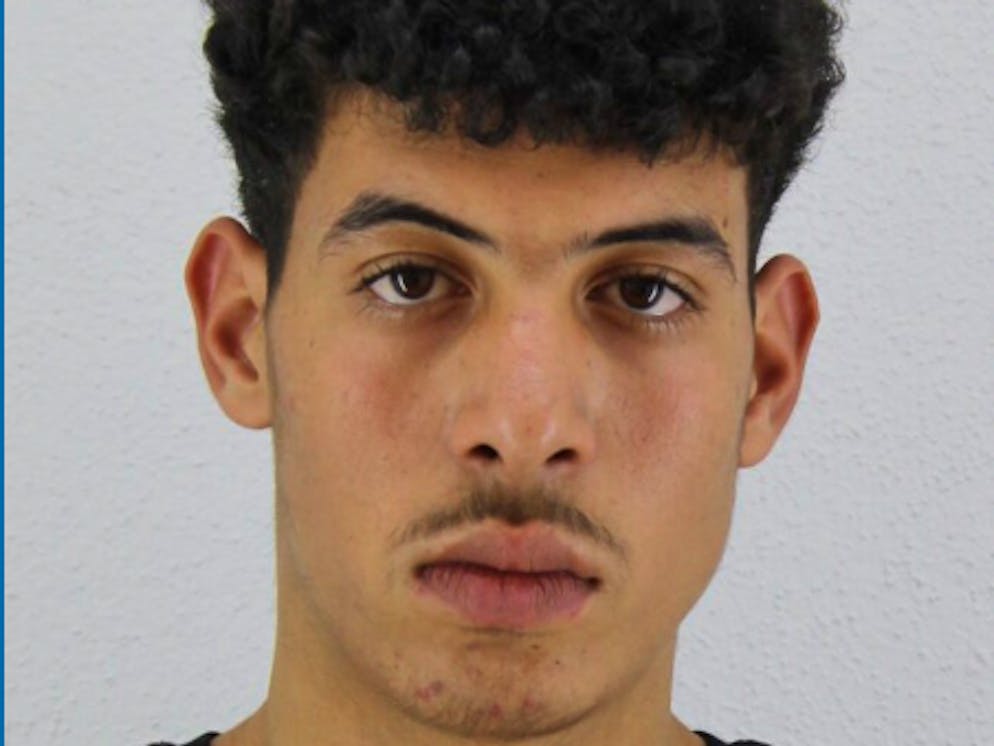 Mit diesem Bild fahndet die Polizei nach dem flüchtigen Straftäter.