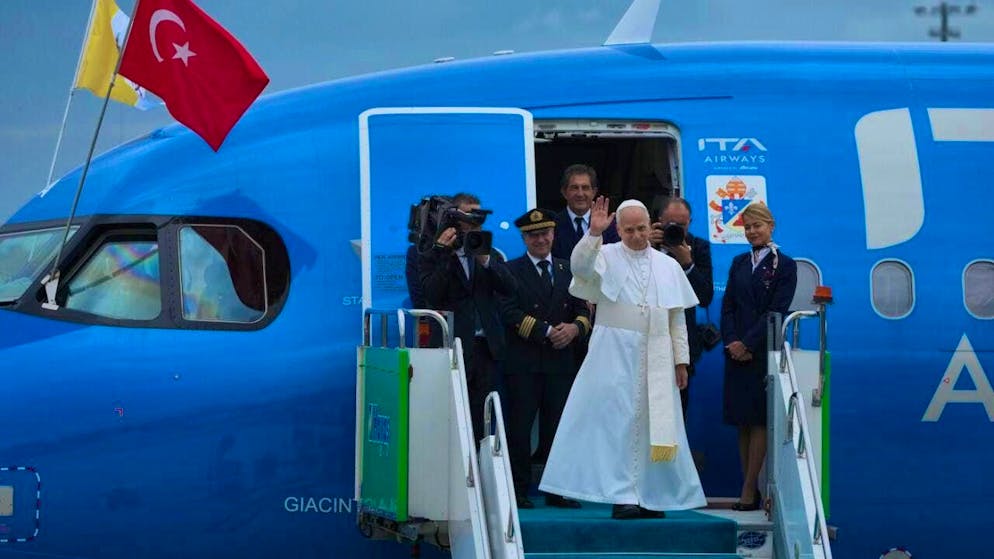 Pope Leo XIV waves as he boards a plane to Beirut at Ataturk Airport in Istanbul. Photo: Dilara Acikgoz/AP/dpa