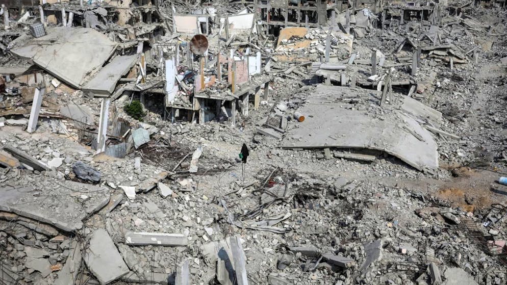 ARCHIV - Eine Palästinenserin geht durch die Ruinen zerstörter Gebäude im Gazastreifen. Foto: Abed Rahim Khatib/dpa