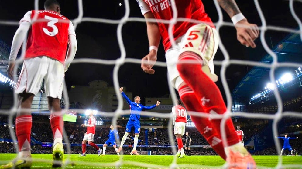 The derby between world club champions Chelsea and England leaders Arsenal ended 1-1