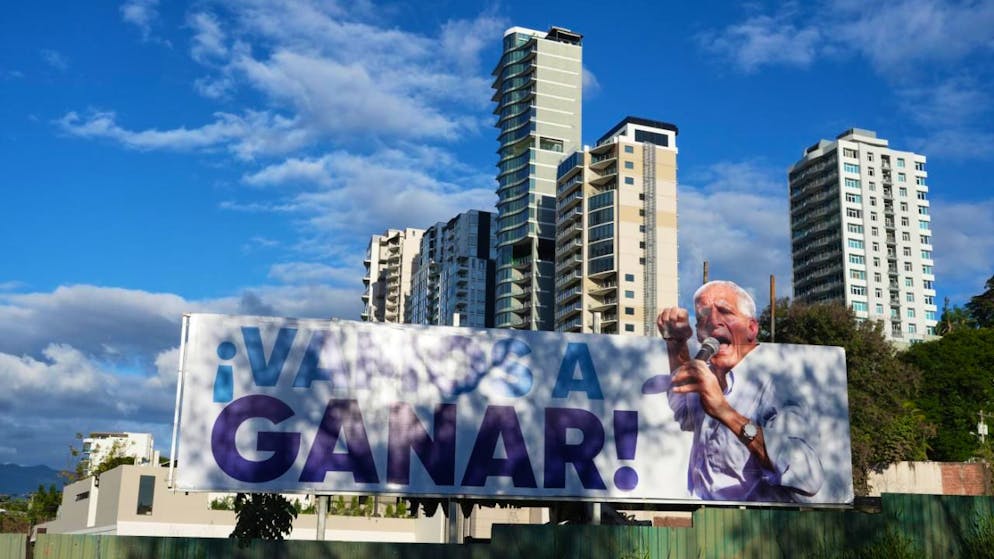 Ein Plakat, das für die Präsidentschaftskandidatin Nasry Asfura von der Nationalen Partei wirbt, steht in Tegucigalpa vor der Präsidenten- und Parlamentswahl. Foto: Moises Castillo/AP/dpa