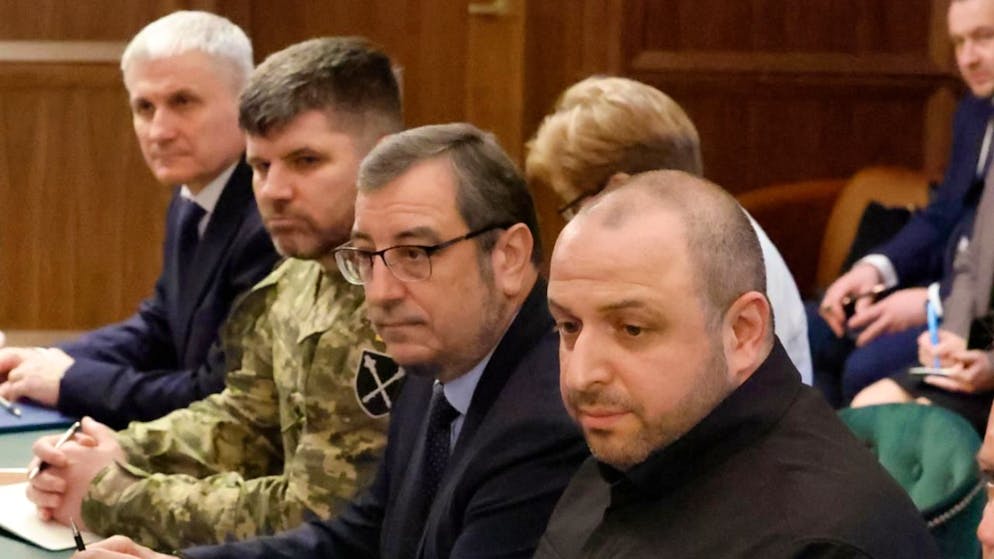 La delegazione ucraina a Miami: il primo da destra è Rustem Umerov, capo del consiglio per la Sicurezza Nazionale e la Difesa dell'Ucraina.