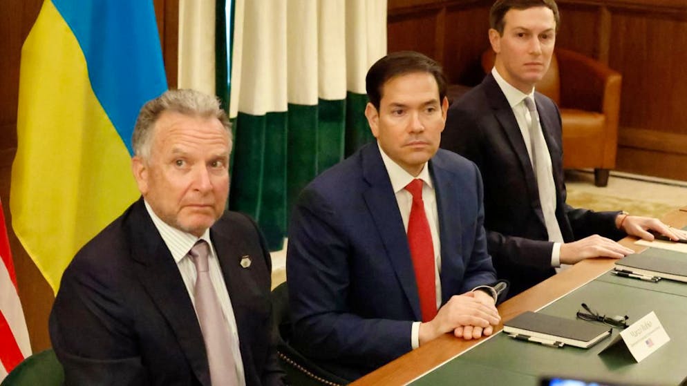 dpatopbilder - Der Sondergesandte Steve Witkoff, links, Außenminister Marco Rubio, Mitte, und Jared Kushner bei einem Treffen mit ukrainischen Beamten. Foto: Terry Renna/AP/dpa