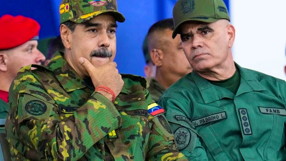 ARCHIVE - Venezuelan President Nicolás Maduro (l) listens to Defense Minister Lopez during a civil-military march organized by the government. Photo: Ariana Cubillos/AP/dpa