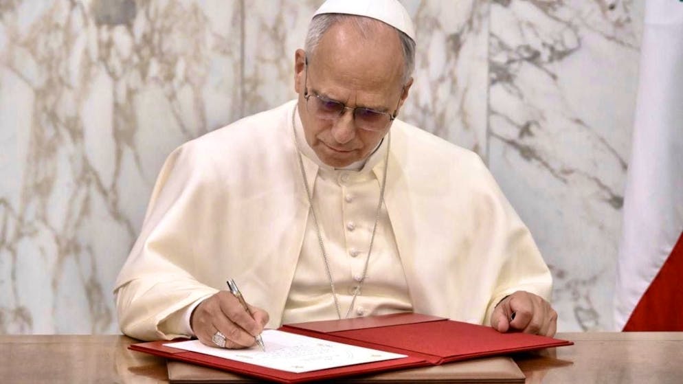 Pope Leo XIV signs a guest book during his meeting with Lebanese President Aoun at the presidential palace. Photo: Alessandro Di Meo/ANSA pool/AP/dpa