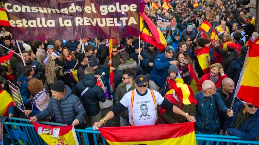 Demonstrators carry a banner with the slogan "Consumado el golpe, estalla la REVUELTA" (After the coup has been carried out, the REVOLUTION breaks out) during a protest against Spain's government. Tens of thousands protested against Spain's Prime Minister Sanchez. The participants in the demonstration in Madrid accused the government of corruption and demanded the resignation of the head of government and new elections. Photo: Fernando Sánchez/EUROPA PRESS/dpa