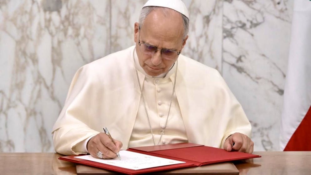 Papst Leo XIV. trägt sich in ein Gästebuch ein, während er sich mit dem libanesischen Präsidenten Aoun im Präsidentenpalast trifft. Foto: Alessandro Di Meo/ANSA pool/AP/dpa