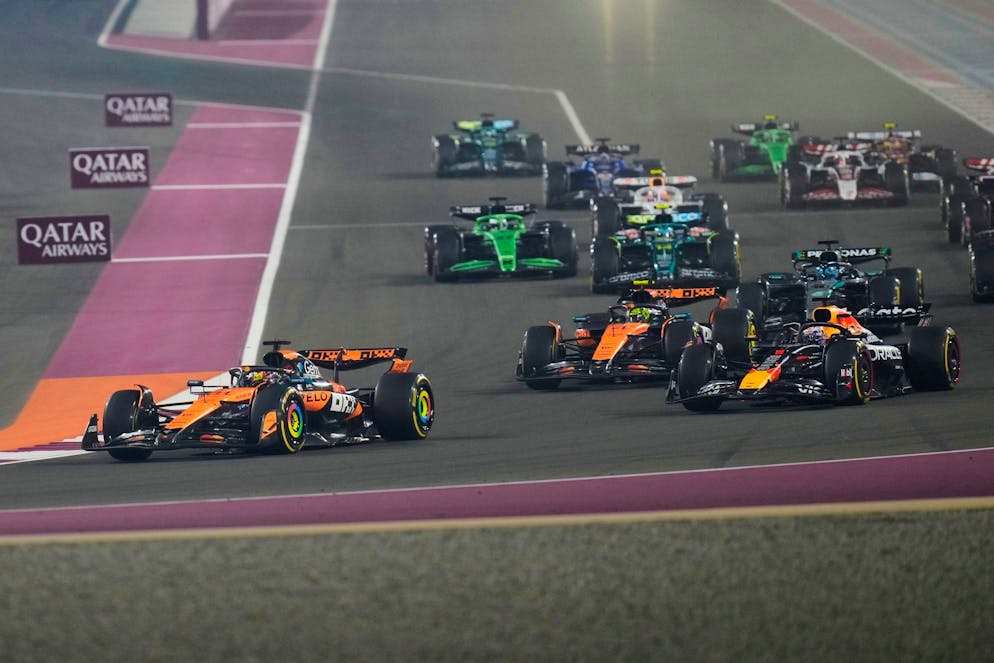 Verstappen vertagt Krönung in Katar: «Jetzt ist alles drin» - Gallery. Hinter Polesetter Oscar Piastri schnappt sich Max Verstappen nach wenigen 100 Metern WM-Spitzenreiter Lando Norris.