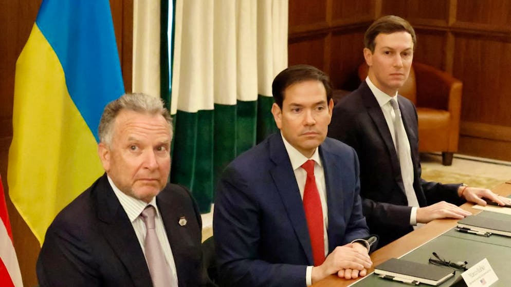 Da sinistra l'inviato speciale Steve Witkoff, il segretario di Stato  Marco Rubio e Jared Kushner prima dell'inizio dei colloqui con la delegazione ucraina a Miami, in Florida.