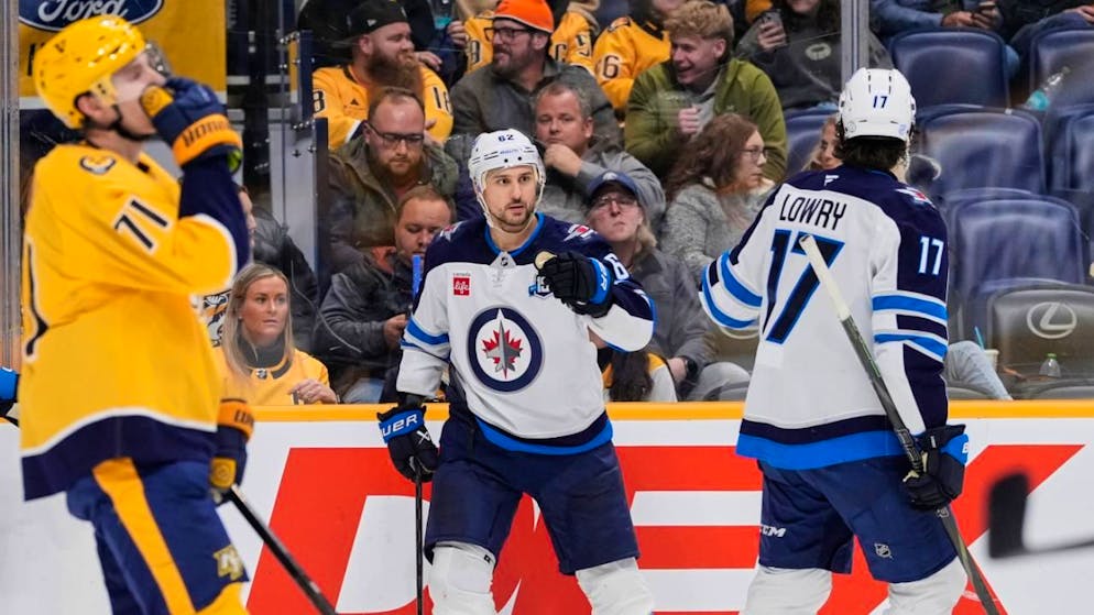 Ein guter Abend: Nino Niederreiter (m.) zeichnete sich für Winnipeg gegen Nashville als Doppel-Torschütze aus