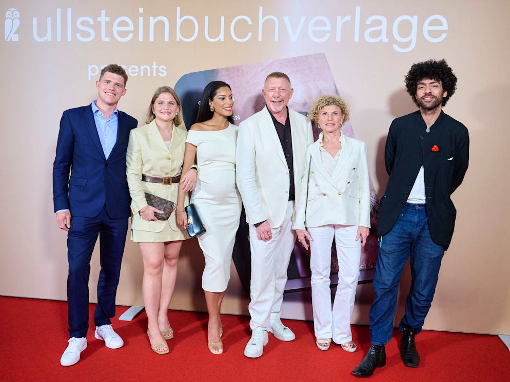 Becker spricht nach Familienzuwachs von «emotionaler Woche» - Gallery. Boris Becker mit mehreren Familienmitgliedern bei seiner Buchvorstellung. (Archivbild)