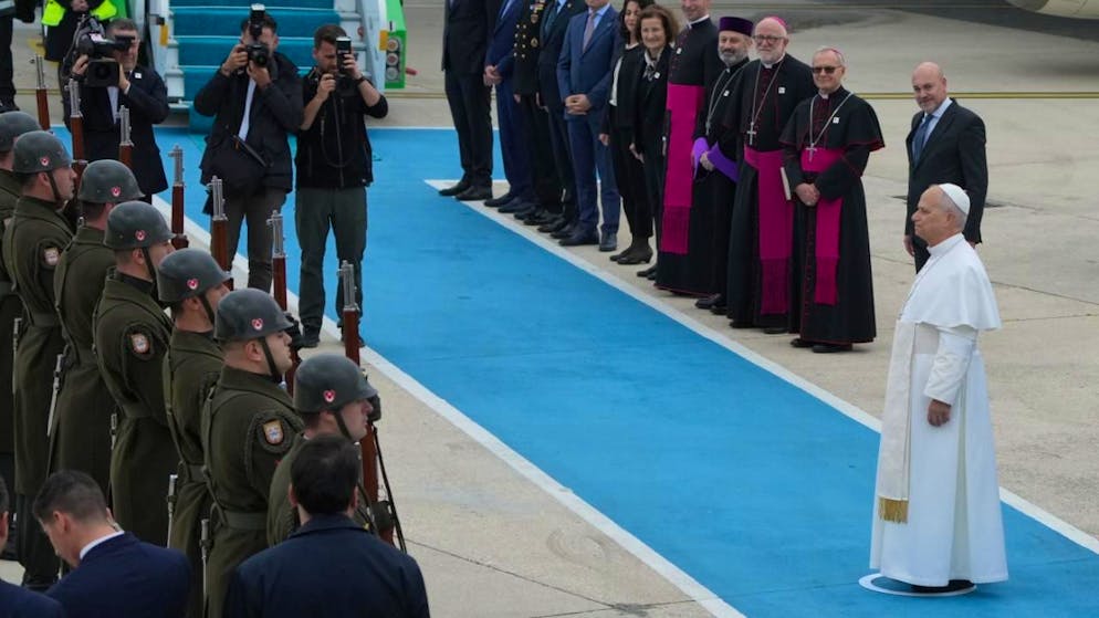 Le pape Léon XIV à l'aéroport d'Istanbul avant d'embarquer pour Beyrouth où il vient d'atterrir.