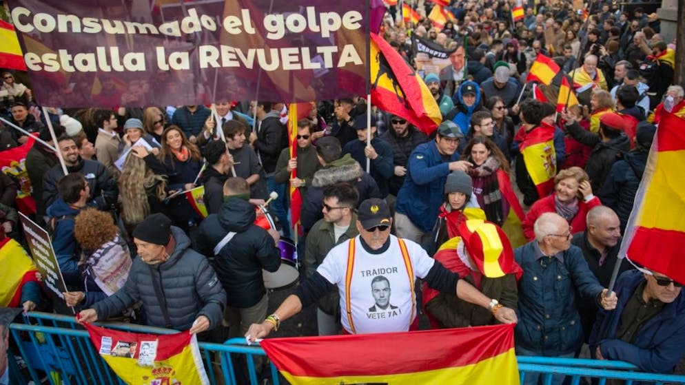 Demonstranten tragen ein Transparent mit dem Slogan "Consumado el golpe, estalla la REVUELTA" (Nachdem der Putsch vollzogen ist, bricht der AUFSTAND aus) bei einem Protest gegen Spaniens Regierung. Zehntausende haben gegen Spaniens Ministerpräsidenten Sanchez protestiert. Die Teilnehmer der Demonstration in Madrid waren der Regierung Korruption vor und verlangten den Rücktritt des Regierungschefs sowie Neuwahlen. Foto: Fernando Sánchez/EUROPA PRESS/dpa
