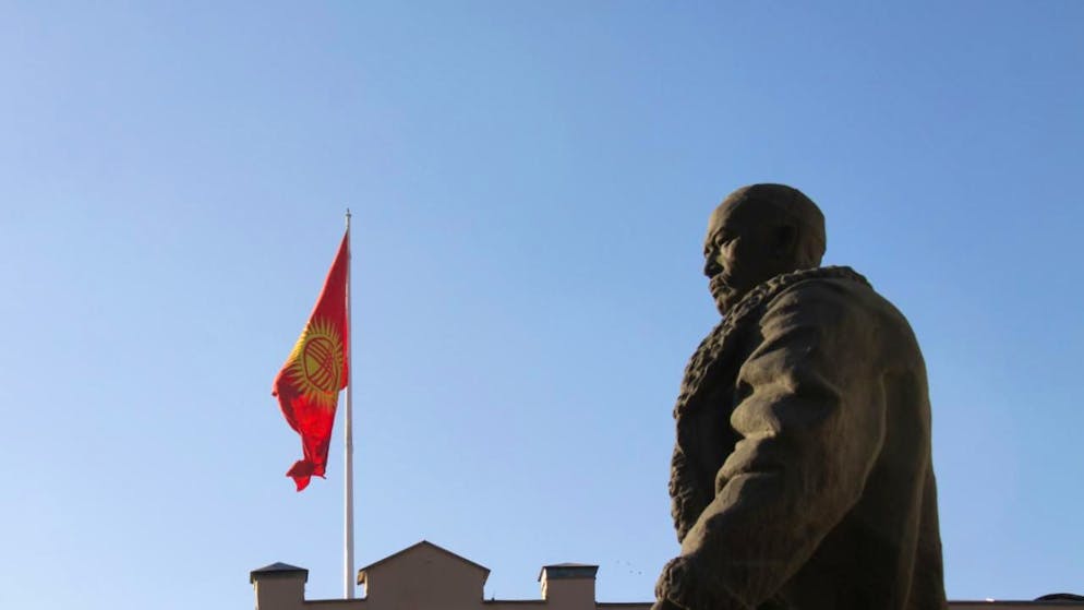 Blick auf das Denkmal von Bischkek Baatyr, dem angeblichen Gründer der kirgisischen Hauptstadt Bischkek, vor dem Hintergrund der Nationalflagge. Foto: André Ballin/dpa
