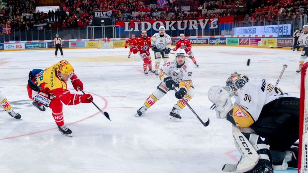 Malte Strömwall scheitert zwar hier, verwandelt aber seinen Penalty und verhilft Rapperswil-Jona zum Sieg