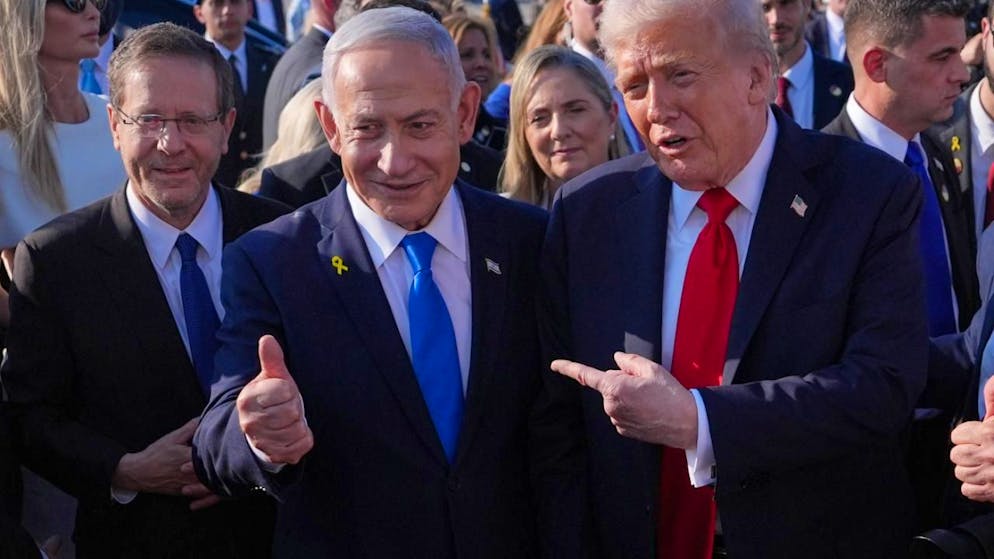 ARCHIV - Donald Trump (r-l), Präsident der USA, und Benjamin Netanjahu, Ministerpräsident von Israel, gestikulieren am Ben Gurion International Airport neben Izchak Herzog, Präsident von Israel.  Trump stiegt mit Zeitverzug in die Air Force One um nach Ägypten zu reisen. Foto: Evan Vucci/AP/dpa