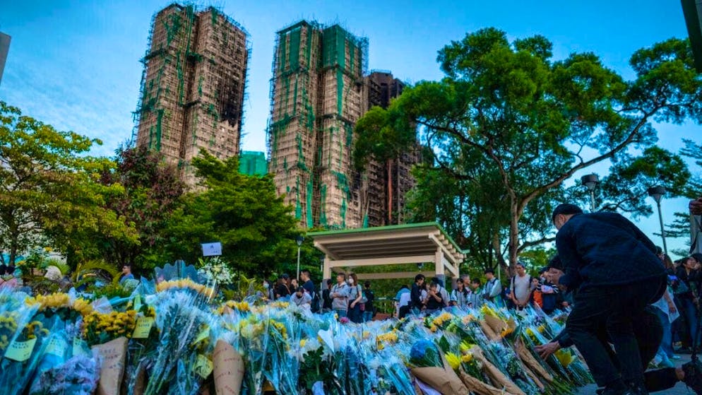 Mourners lay flowers at a makeshift memorial near the Wang Fuk Court residential complex in Tai Po after the deadly fire. Photo: Vernon Yuen/Nexpher via ZUMA Press Wire/dpa