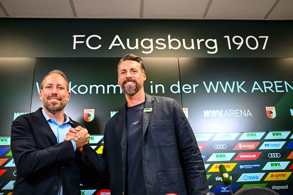 FC Augsburg und Trainer-Novize Wagner beenden Zusammenarbeit - Gallery. Das Projekt ist gescheitert: Augsburgs Geschäftsführer Michael Ströll (l) und Sandro Wagner bei der Vorstellung des neuen Trainers im Juli.