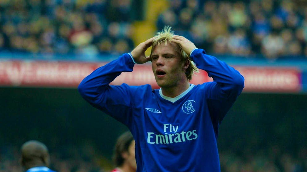 Eidur Gudjohnson in a Chelsea kit.