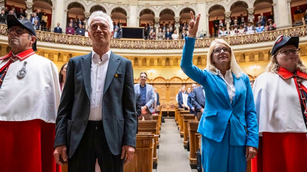 Die neuen Ratsmitglieder Rudi Berli (Grüne/GE) und Therese Schläpfer (SVP/ZH) sind im Nationalrat vereidigt worden.