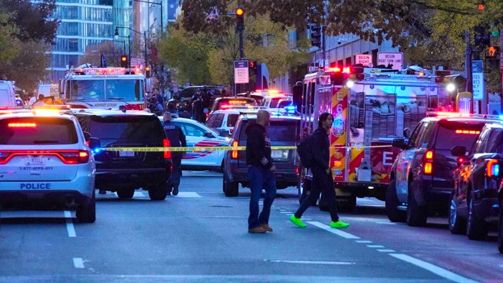 dpatopbilder - Rescue workers and police officers are on duty in Washington after two members of the National Guard were hit by gunfire. Photo: Mark Schiefelbein/AP/dpa