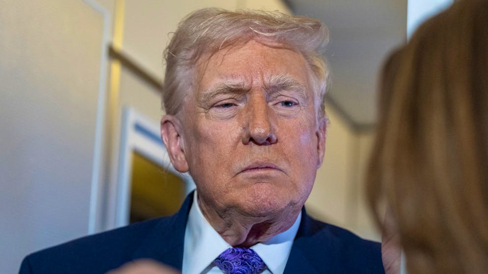 Ob US-Präsident Donald Trump – hier am Sonntag mit Reporter*innen an Bord der Air Force One – die Ergebnisse seines MRT-Tests tatsächlich veröffentlicht, bleibt abzuwarten.