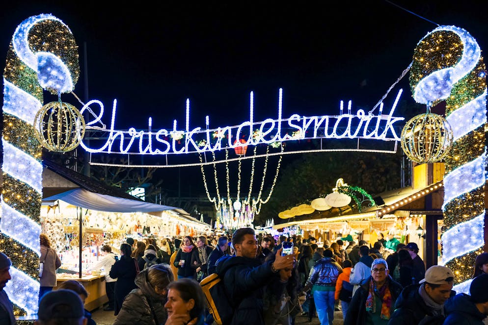 Surtourisme. (ARCHIVES) Une foule se presse lors de la première journée du marché de Noël à Strasbourg, dans l'est de la France, le 27 novembre 2024. Kaysersberg et Riquewihr comptent parmi les villages touristiques les plus populaires, près de 4 millions de personnes ayant visité les marchés de Noël dans la région du Haut-Rhin l'année dernière. (Photo par Abdesslam MIRDASS / AFP)