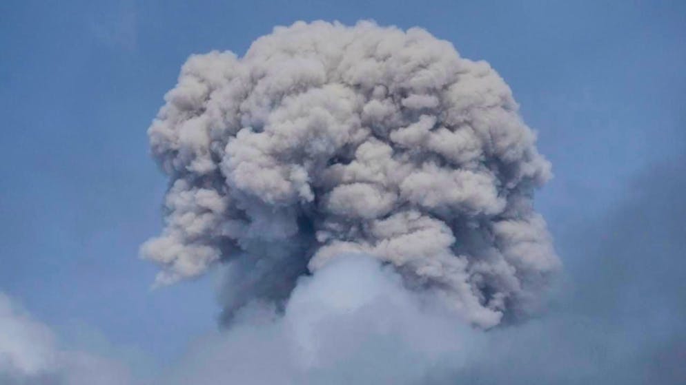 Le service géologique colombien a fait état de pluies de cendres et d'une forte odeur de soufre dans plusieurs localités autour du volcan Puracé (cliché symbolique/Keystone archives).