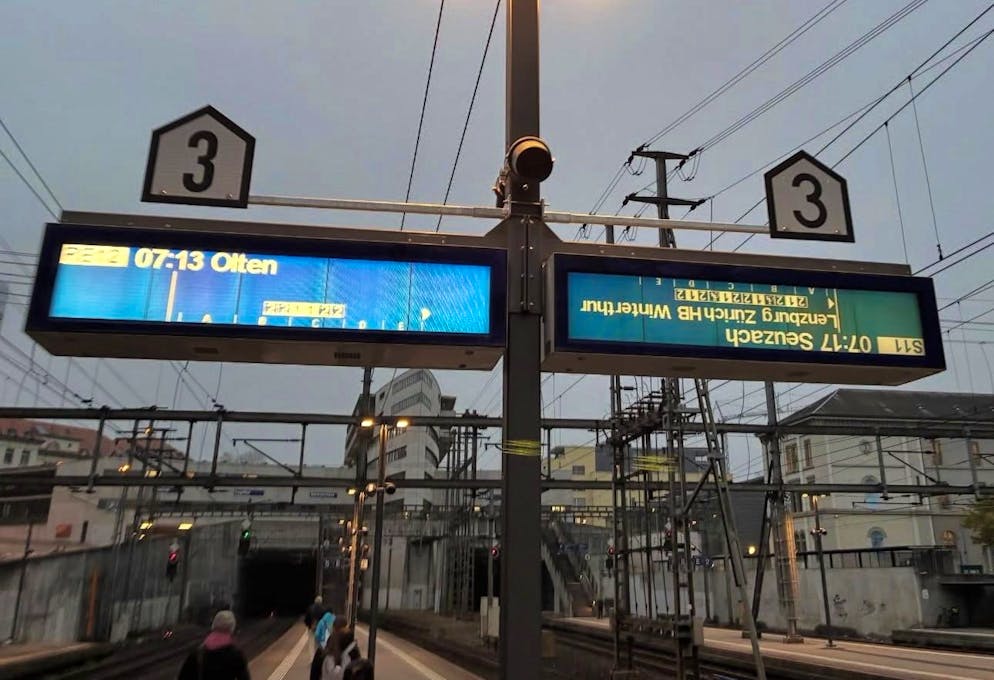 Anfang November fotografierte ein Instagram-User einen Perronanzeiger in Aarau, der die Informationen auf dem Kopf anzeigte.