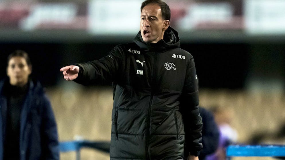 L'entraîneur suisse Rafel Navarro donne ses consignes lors du match amical face à  la Belgique.