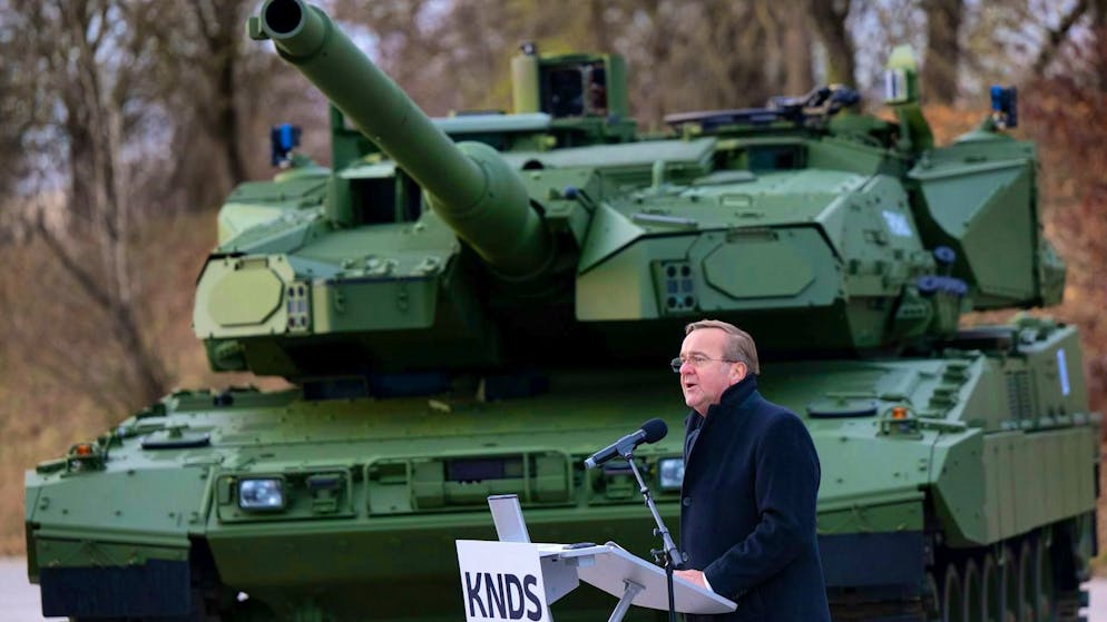 German Defense Minister Boris Pistorius at the roll-out of the Leopard 2A8 (pictured) and the Panzerhaubitze 2000 from the Franco-German armaments company KNDS in Bavaria. (November 19, 2025)