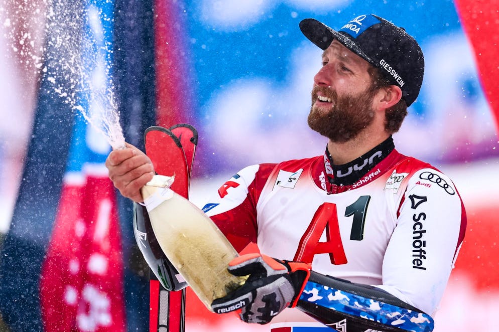 Beim Saisonauftakt in Sölden rast Marco Schwarz im Riesenslalom hinter Marco Odermatt auf Platz 2.