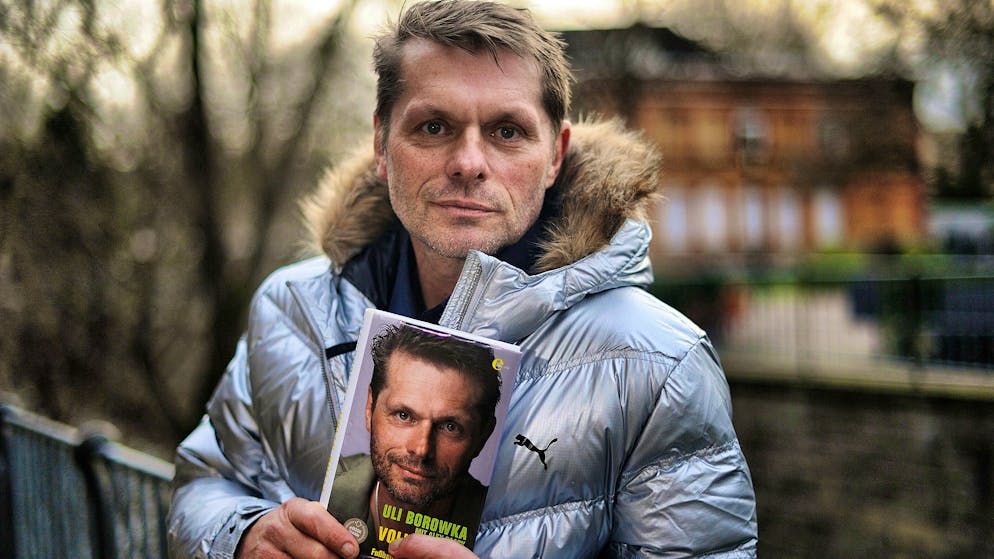 Ulli Borowka with his autobiography Volle Pulle: Mein Doppelleben als Fussballer und Alkoholiker.