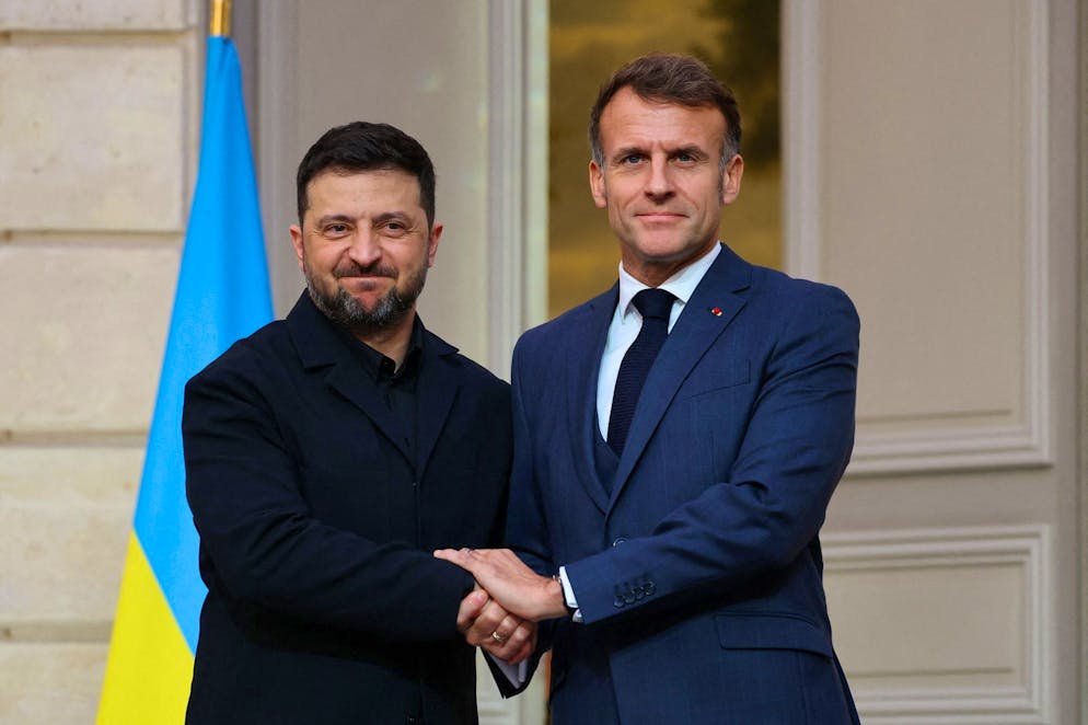 Il presidente ucraino Zelensky incontra a Parigi il suo omologo francese Macron.