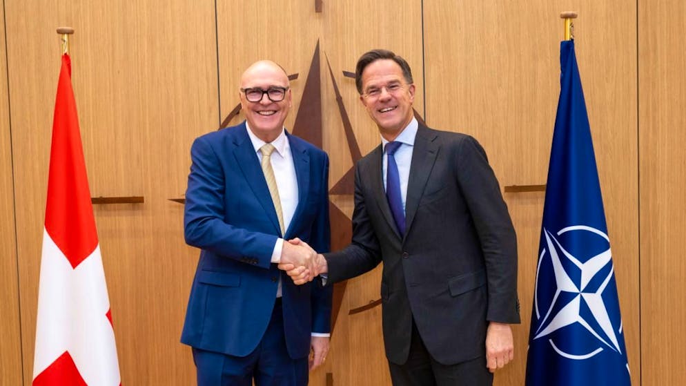 Il consigliere federale Martin Pfister (a sinistra) e il segretario generale della NATO Mark Rutte.