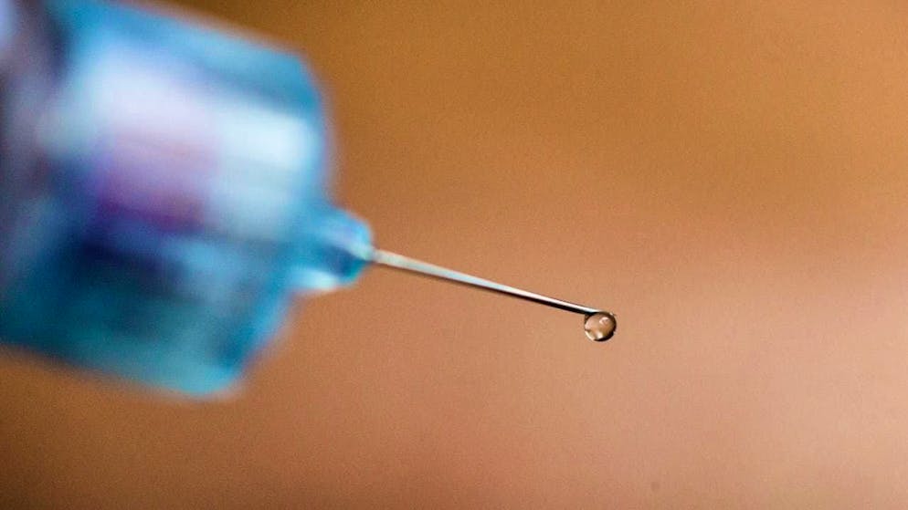 ARCHIVE - A drop of insulin hangs from the needle tip of a pen. Photo: Rolf Vennenbernd/dpa
