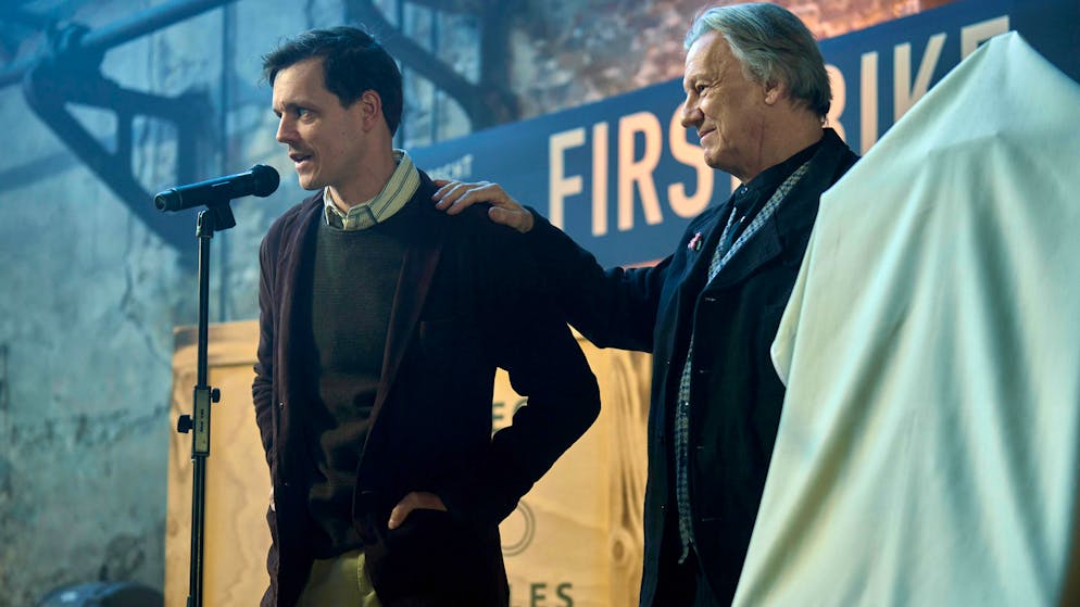 So lief der Abschied der Münsteraner Staatsanwältin Klemm. Die Münsteraner Fahrradmanufaktur Hobrecht & Hobrecht ist ein traditionsreiches Familienunternehmen in fünfter Generation. Seniorchef Kurt Hobrecht (Hannes Hellmann, rechts) hatte die Geschäftsleitung erst kürzlich an seinen Sohn Konstantin Hobrecht (Franz Hartwig) übergeben.