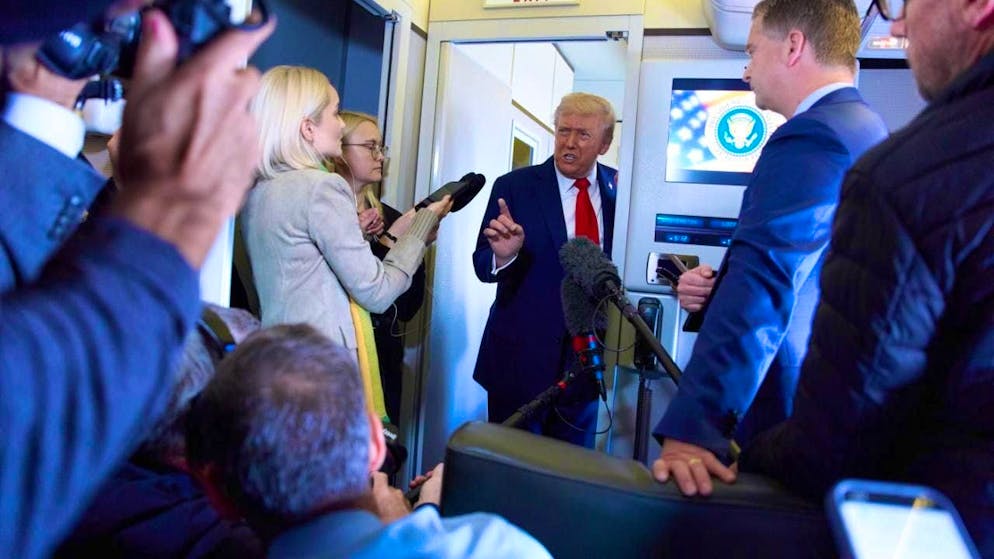 ARCHIVE - US President Donald Trump (M) speaks to reporters on board Air Force One. Photo: Evan Vucci/AP/dpa