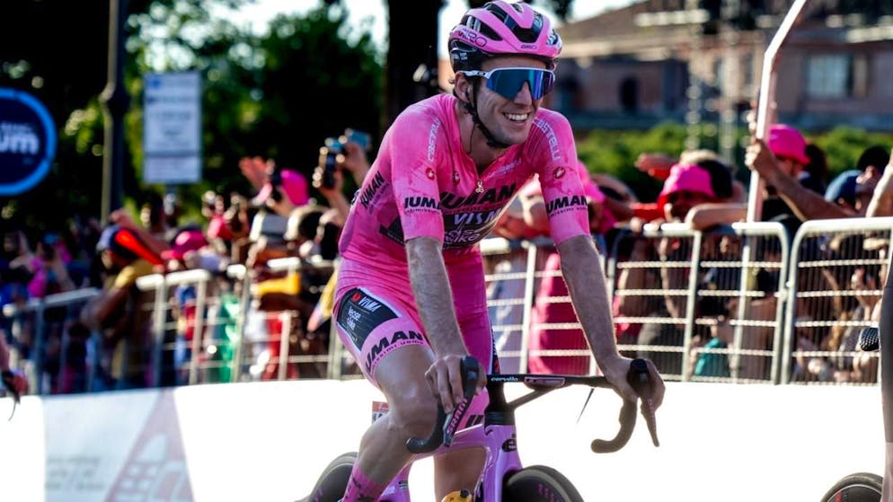 Im kommenden Jahr ist die Maglia Rosa, im Bild Simon Yates, im Tessin zu sehen