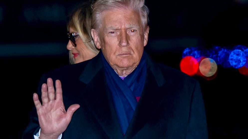 US-Präsident Donald Trump winkt, als er und First Lady Melania Trump mit der Air Force One auf der Joint Base Andrews ankommen. Foto: Alex Brandon/AP/dpa