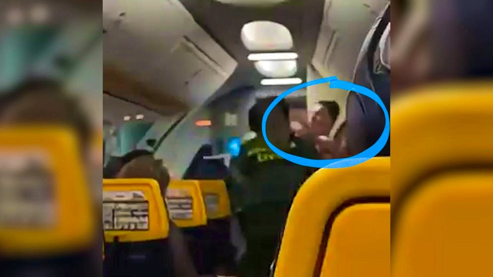 Ecco il video. La lottatrice Sinead Kavanagh dà in escandescenze su un aereo, volano pugni e spinte