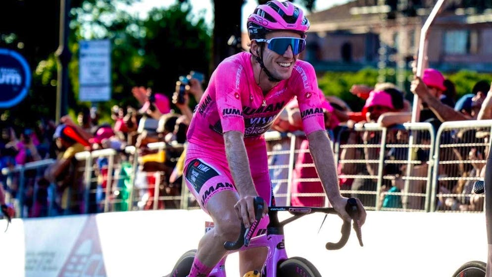 Next year, the Maglia Rosa, pictured here with Simon Yates, will be in Ticino