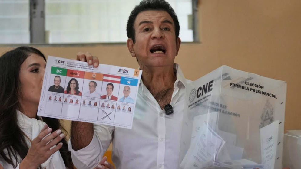 Präsidentschaftskandidat Salvador Nasralla von der Liberalen Partei zeigt seinen Stimmzettel bei den Präsidenten- und Parlamentswahlen in Honduras Foto: Moises Castillo/AP/dpa