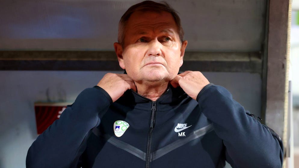 Le sélectionneur slovène Matjaz Kek avant le match entre le Kosovo et la Slovénie à Pristina.