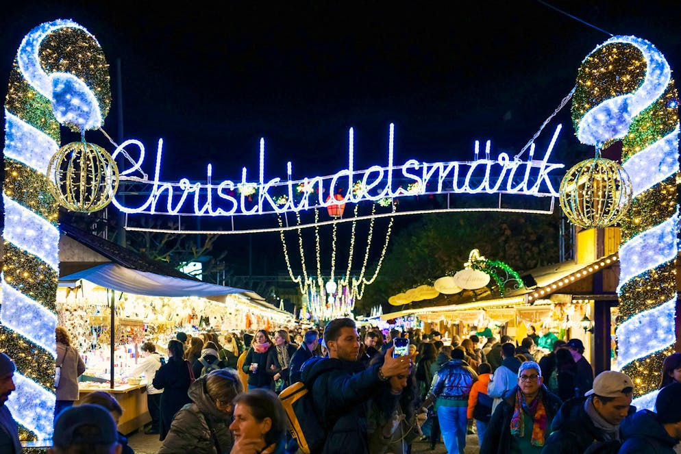 Surtourism. Il primo giorno del mercatino di Natale a Strasburgo una folla si raduna nella piazza principale della città francese.