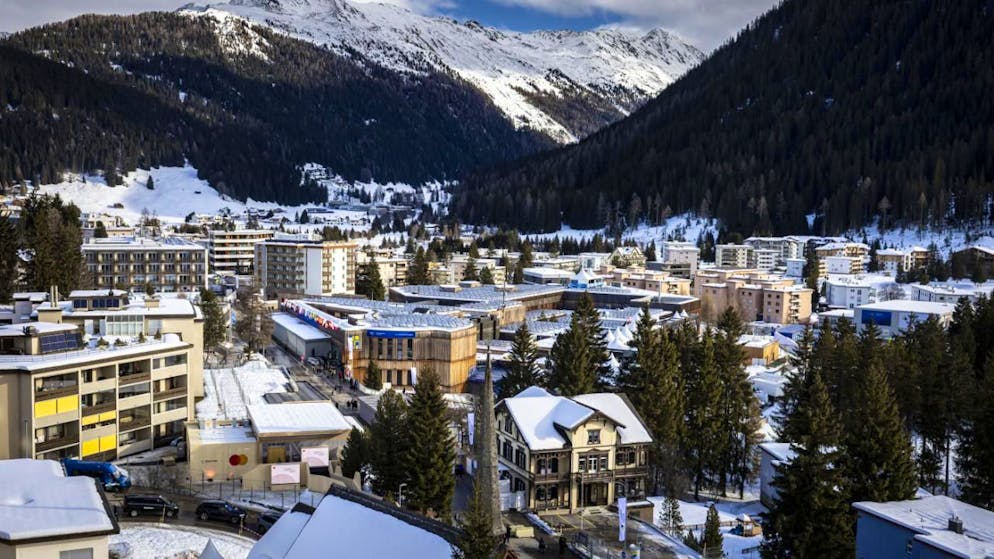 La seconda città del Canton Grigioni è corsa in soccorso dell'ospedale. Gli aventi diritto di voto di Davos hanno deciso che il Comune si farà carico dei debiti pregressi della struttura. Così facendo viene spianata la strada per il rinnovo dell'infrastruttura.