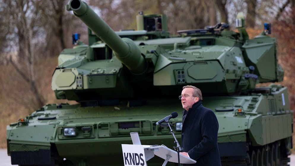 Der deutsche Verteidigungsminister Boris Pistorius beim Roll-Out des Leopard 2A8 (im Bild) und der Panzerhaubitze 2000 des deutsch-französischen Rüstungskonzerns KNDS in Bayern. (19. November 2025)