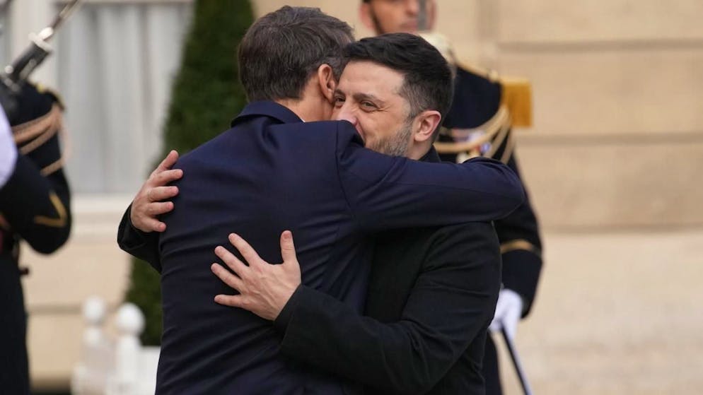 Frankreichs Präsident Emmanuel Macron (l) begrüßt seinen ukrainischen Amtskollegen Wolodymyr Selenskyj zu Beginn ihres Treffens im Elysee-Palast. Foto: Christophe Ena/AP/dpa